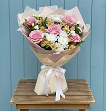 Букет цветов из:  Гвоздики, Орхидеи и Розы в Советском