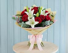 Букет цветов из:  Лилии и Розы в Советском