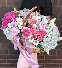 Цветочная композиция из Розы, Хризантемы, Пионы и Лизиантусы в корзине в Советском
