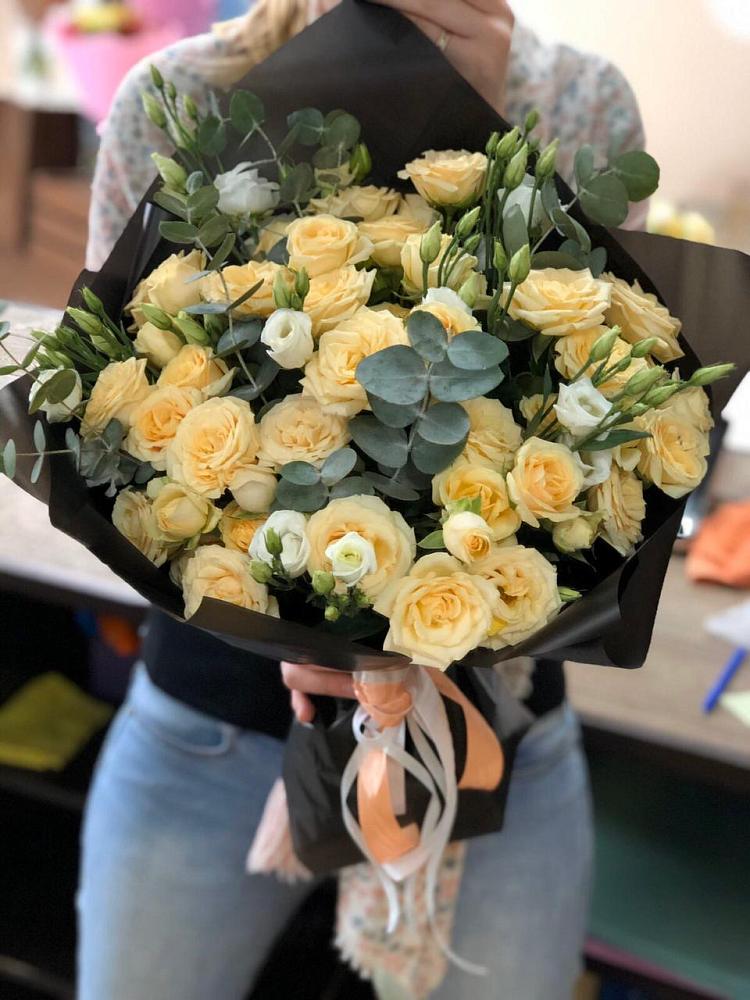 Букет цветов из: Розы и Лизиантусы в Советском