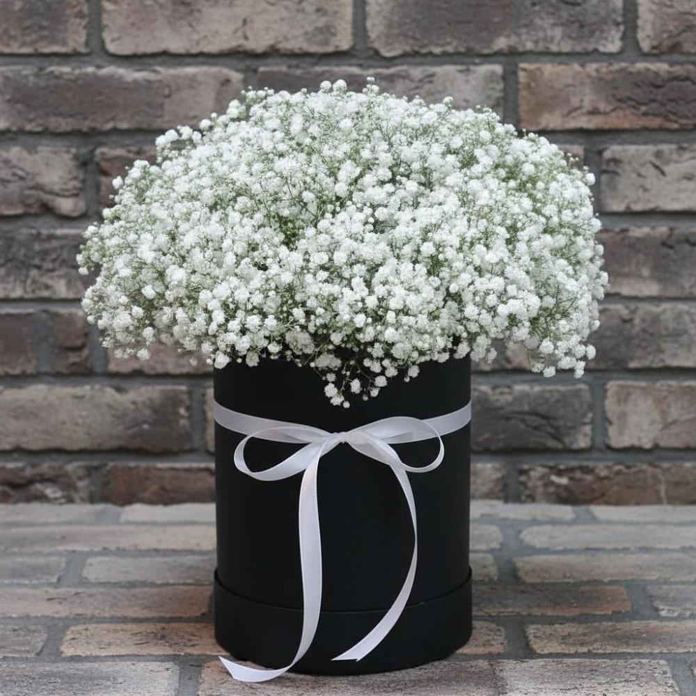 Цветочная композиция из Гипсофила в шляпной коробке в Советском