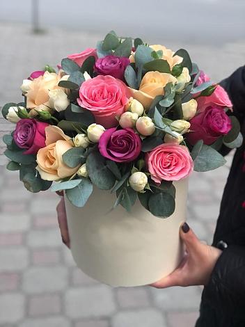 Цветочная композиция из Розы в шляпной коробке в Советском
