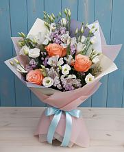 Букет цветов из:  Лизиантусы, Розы, Альстромерии и Гипсофила в Советском