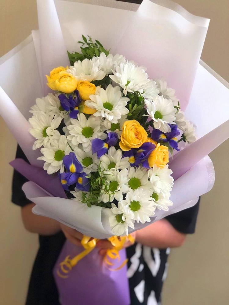 Букет цветов из: Ирисы, Хризантемы и Розы в Советском