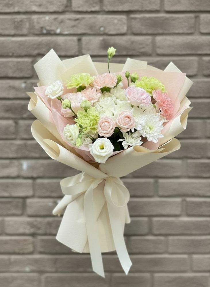 Букет цветов из: Гвоздики, Розы, Лизиантусы и Хризантемы в Советском