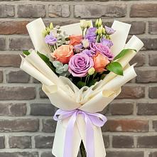 Букет цветов из:  Лизиантусы и Розы в Советском