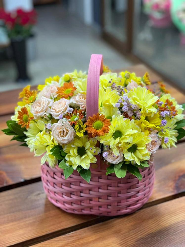 Цветочная композиция из Хризантемы и Розы в корзине в Советском