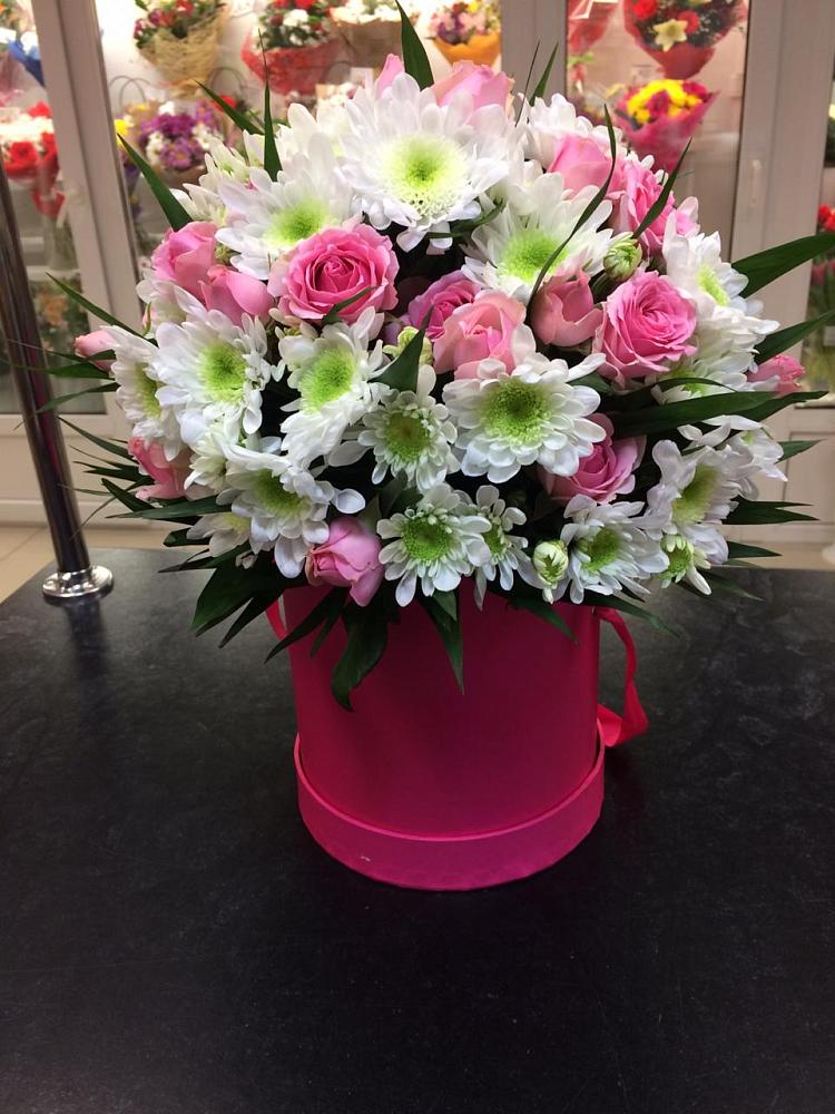 Цветочная композиция из Розы и Хризантемы в шляпной коробке в Советском