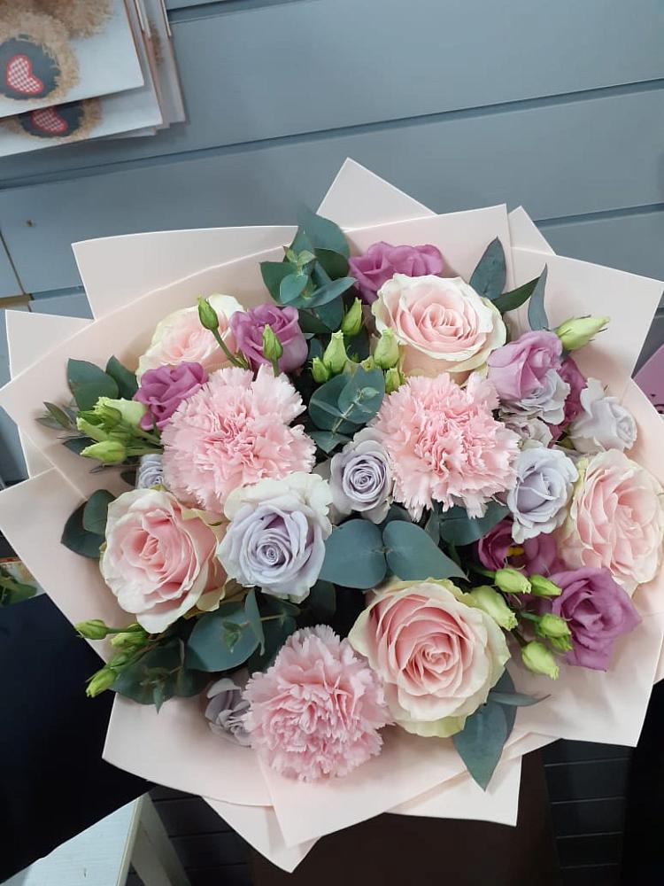 Букет цветов из: Розы, Гвоздики и Лизиантусы в Советском