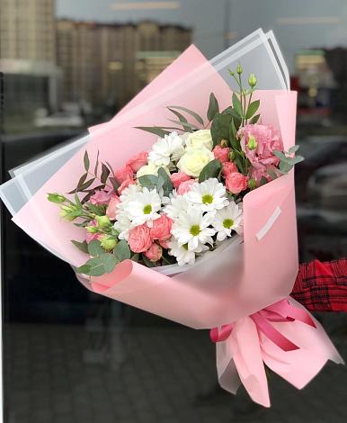 Букет цветов из: Розы, Лизиантусы и Хризантемы в Советском